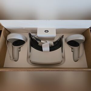 Oculus Standalone VR Headset with Controllers - White